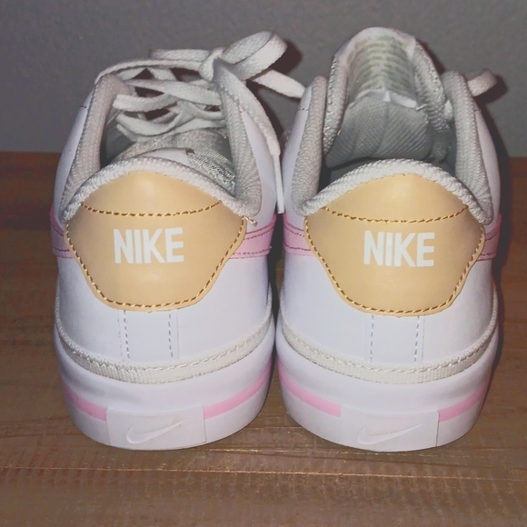 Nike - Picture 2 of 4